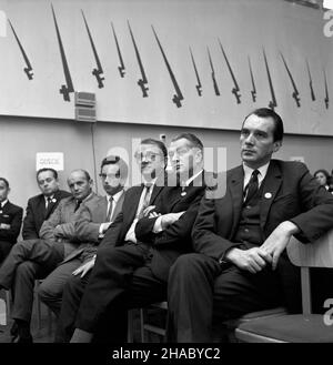 Otlock, 1969-11-15.W Technikum Nukleonicznym W Ottocku odby³a siê uroczystoœæ zakoñczenia tygodniowej Sesji Leninowskiej, W której udzia³ wziêli m.in. Redaktor Kraszelny tygodnika Polityka - Mieczys³aw Rakry, redakakakznej Polezelzidzidzwáznej Zázznej, So³uba Szczeœniak Luzzzzowáznej Záznej Polznej Záznakznej Záznakznej Záznakznakznakznej Záznakznej Záznakznej Záznakznej,Sesja zorganizowana zosta³a przez m³odzie¿ Otwocka pod patronatem œrodowiskowego Komitetu Oœwiaty Polskiej Zjednoczonej Partii Robotniczej.NZ.Goœcie z m.in.œrodowiskowego Komitetu Oœwiaty PZP Banque D'Images