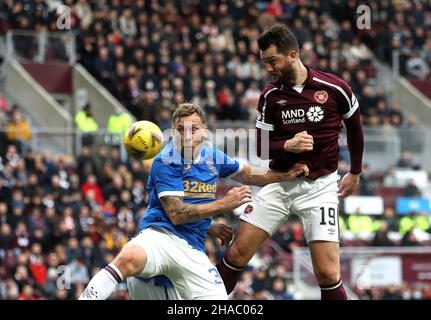 Le cœur de Craig Halkett, de Midlothian, est à la tête d'un grand nombre de tirs lors du match Cinch Premiership au Tynecastle Park, à Édimbourg.Date de la photo: Dimanche 12 décembre 2021. Banque D'Images