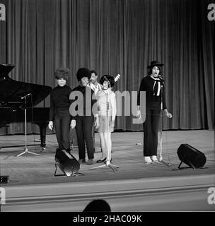 Varsovie, 1969-11-18.Patterson Singers przed koncertem W Sali Kongresowej Pa³acu Kultury i Nauki.Zespó³, œpiewaj¹cy muzykê gospel i soul, podczas pobytu W Polsce tworzyli: Robert Patterson (lider zespo³u), Jennie Spivey, Ruth Williamas, Marvis Brooks, Evelyn Miles i Lovestine Eason.zespó³ podczas prób przed koncertem. mta PAP/Tadeusz ZagoŸdziñskiVarsovie, le 18 novembre 1969.Patterson chantes avant des concerts dans la salle des congrès du Palais de la Culture et de la Science.Le groupe chantant la musique gospel et soul a été fait, tandis qu'en Pologne, Robert Patterson (le chef du groupe), Jennie S. Banque D'Images