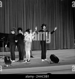 Varsovie, 1969-11-18.Patterson Singers przed koncertem W Sali Kongresowej Pa³acu Kultury i Nauki.Zespó³, œpiewaj¹cy muzykê gospel i soul, podczas pobytu W Polsce tworzyli: Robert Patterson (lider zespo³u), Jennie Spivey, Ruth Williamas, Marvis Brooks, Evelyn Miles i Lovestine Eason.zespó³ podczas prób przed koncertem. mta PAP/Tadeusz ZagoŸdziñskiVarsovie, le 18 novembre 1969.Patterson chantes avant des concerts dans la salle des congrès du Palais de la Culture et de la Science.Le groupe chantant la musique gospel et soul a été fait, tandis qu'en Pologne, Robert Patterson (le chef du groupe), Jennie S. Banque D'Images