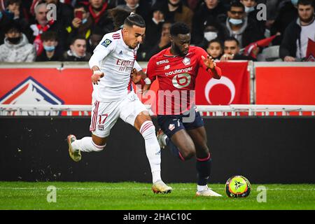 Malo GUSTO de Lyon et Jonathan BAMBA de Lille lors du championnat français Ligue 1 match de football entre le LOSC Lille et l'Olympique Lyonnais (Lyon) le 12 décembre 2021 au stade Pierre Mauroy à Villeneuve-d'Ascq près de Lille, France - photo Matthieu Mirville / DPPI Banque D'Images