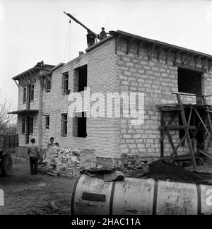 Opatów, 1969-11-20.Z okazji 25-lecia PRL W Opatowie zainicjowano budowê 25. Domów mieszkalnych dla nauczycieli.NZ. Budowa domu W ramach opatowskiej inicjatywy. mta PAP/W³odzimierz WawrzynkiewiczOpatow, 20 novembre 1969.Dans le cadre de l'anniversaire de 25th de la République populaire de Pologne, une initiative de construction de 25 maisons a été lancée.Photo : une maison en construction. mta PAP/Wlodzimierz Wawrzynkiewicz Banque D'Images