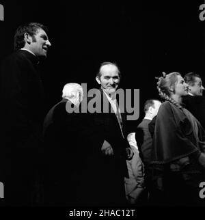 Varsovie, 1969-11-20.Próba generalna przedstawienia teatralnego Rzecz listopadowa Ernesta Brylla W Teatrze Narodowym.Spektakl re¿yserowa³ Adam Hanuszkiewicz, a twórc¹ scenografii by³ Marian Ko³odziej.Première przedstawienia odby³a siê W Teatrze Narodowym W Warszawie W dniu 21.11.1969 r.NZ. Aktorzy podczas próby. mta PAP/Henryk RosiakVarsovie, le 20 novembre 1969.La dernière répétition de l'événement de novembre d'Ernest Bryll (Rzecz listopadowa) au Théâtre national réalisé par Adam Hanuszkiewicz.Conception de scène par Marian Kolodziej.La première a eu lieu au Théâtre national de Varsovie en novembre Banque D'Images