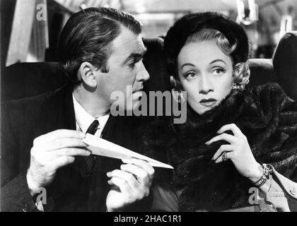 JAMES STEWART et MARLENE DIETRICH in NO HIGHWAY IN THE SKY 1951 réalisateur HENRY KOSTER roman Numal Shute UK-USA coproduction 20ième siècle Fox Banque D'Images