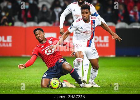 12 décembre 2021, Villeneuve-d'Ascq, France, France : Jonathan DAVID de Lille et Thiago MENDES de Lyon lors du match de la Ligue 1 entre Lille OSC (LOSC) et Olympique Lyonnais (OL) au stade Pierre Mauroy le 12 décembre 2021 à Villeneuve-d'Ascq près de Lille, France.(Image de crédit : © Matthieu Mirville/ZUMA Press Wire) Banque D'Images