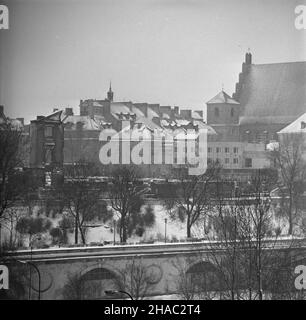 Varsovie, 1969-11-26.Widok na Stare Miasto od strony Wis³y.Na pierwszym planie ruiny Zamku Królewskiego. uu PAP/Boles³aw Miedza Varsovie, 26 novembre 1969.Vue sur la vieille ville depuis la direction de la Vistule.Dans les ruines en premier plan du château royal. uu PAP/Boleslaw Miedza Banque D'Images