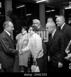 Varsovie, 1969-11-27.Spotkanie prezesa Naczelnego Komitetu Zjednoczonego Stronnictwa Ludowego Czes³awa Wycecha (L) z nauczycielami W warszawskiej siedzibie partii. uu PAP/Edmund UchymiakVarsovie, le 27 novembre 1969.Réunion du chef de la Commission du Parti paysan unifié Czeslaw Wycech (à gauche) avec des enseignants au siège du parti de Varsovie uu PAP/Edmund Uchymiak Banque D'Images