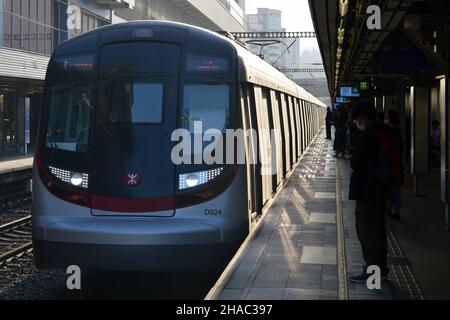 Un train MTR East Rail Line Hyundai Rotem EMU à la gare Tai Wai de Sha Tin, Hong Kong Banque D'Images