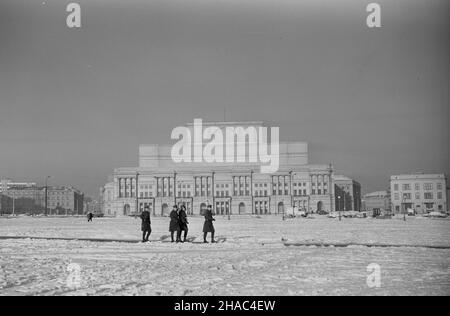 Varsovie, 1969-12.NZ. Fasada Teatru Wielkiego od strony Placu Zwyciêstwa (obecnie Plac Marsza³ka Józefa Pi³sudskiego). kw PAP/Mariusz Szyperko Dok³adny dzieñ wydarzenia nieustalony.Varsovie, décembre 1969.Photo : la façade du Grand Théâtre de la place Zwyciestwa direction (à l'heure actuelle, place Pilsudski). kw PAP/Mariusz Szyperko Banque D'Images