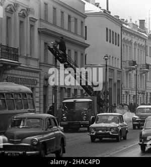 Varsovie, 1969-12.NZ. Naprawa latarni na Nowym Œwiecie. kw PAP/Adam Urbanek Dok³adny dzieñ wydarzenia nieustalony.Varsovie, décembre 1969.Photo : réparation d'un poteau de lampe sur Nowy Swiat Street. kw PAP/Adam Urbanek Banque D'Images