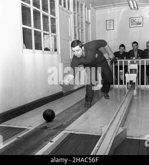 Poznañ, 1969-12.Pierwszy ogólnopolski turniej krêglarski rozegany na obiekcie Klubu Sportowego Energenetyk.W zawodach startowa³o 66 trzyosobowych zespo³ów. kw PAP/Zbigniew Staszyszyn Dok³adny dzieñ wydarzenia nieustalony.Poznan, décembre 1969.Les premiers championnats nationaux de bowling se sont tenus au club de sport d'Energetyk.La compétition a attiré 66 équipes de trois personnes. kw PAP/Zbigniew Staszyszyn Banque D'Images