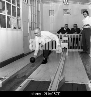 Poznañ, 1969-12.Pierwszy ogólnopolski turniej krêglarski rozegany na obiekcie Klubu Sportowego Energenetyk.W zawodach startowa³o 66 trzyosobowych zespo³ów. kw PAP/Zbigniew Staszyszyn Dok³adny dzieñ wydarzenia nieustalony.Poznan, décembre 1969.Les premiers championnats nationaux de bowling se sont tenus au club de sport d'Energetyk.La compétition a attiré 66 équipes de trois personnes. kw PAP/Zbigniew Staszyszyn Banque D'Images