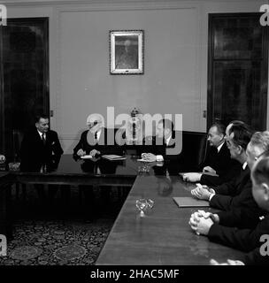 Varsovie, 1969-12.Wizyta energetyków z Elektrowni P¹tnów u i sekretarza KC PZPR W³adys³awa Gomu³ki.NZ. przy stole prezydialnym od lewej strony ministre górny nictwa i energetyki Boles³aw Bartoszek, W³adys³aw Gomu³ka oraz cz³onek KC Boles³aw Jaszczuk. kw PAP/Stanis³aw Czarnogórski Dok³adny dzieñ wydarzenia nieustalony.Varsovie, décembre 1969.Wladyslaw Gomulka, secrétaire en 1st de la Commission centrale du Parti des travailleurs Unis polonais, reçoit des électriciens de l'usine de Pontnow.Photo assis à la table du Présidium de gauche: Ministre des Mines et de l'énergie Boleslaw Bartoszek, Gomu Banque D'Images