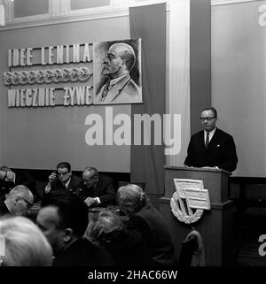 Varsovie, 1969-12-03.W siedzibie Towarzystwa PrzyjaŸni Polsko-Radzieckiej odby³o siê spotkanie Zarz¹du G³ównego, poœwiêcone udzia³owi W obchodach 100 rocznicy urodzin W³odzimierza Lenina.NZ. Przemawia wiceprzewodnicz¹cy ZG TPPR Ferdynand Herok, za sto³em prezydialnym siedz¹ (od lewej) przewodnicz¹cy ZG TPPR, marsza³ek Sejmu Czes³aw Wycech, zastêpca przewodnicz¹cego Rady Pañstwa, przewodnicz¹cy CK Stronnictwa Demokratznego Zygmunt Moszwa, J. Groszowski.W tle widoczny napus Idee Lenina wiecznie ¿ywe. pw PAP/Henryk RosiakVarsovie, le 3 décembre 1969.Cérémonies marquant le centenaire de la naissance Banque D'Images