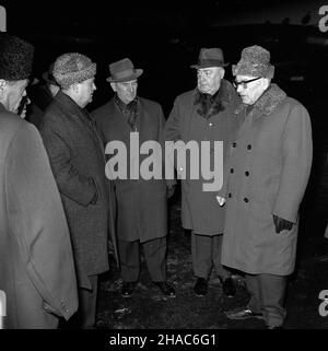 Varsovie, 1969-12-04.W dniach 3 i 4 grudnia 1969 r. W Moskwie odby³o siê spotkanie przywódców partyjnych i pañstwowych pañstw Uk³adu Warszawskiego.by³o bezpieczeñstwo miêdzynarodowe.OD prawej: I sekretarz Komitetu Centralnego Polskiej Zjednoczonej Partii Robotniczej (KC PZPR) W³adys³aw Gomu³ka, prezes Rady Ministrów Józef Cyrankiewicz, cz³onek Biura Politycznego, sekretarz Rzyska Maretzar KC Boles³aw/KCVarsovie, le 4 décembre 1969.Les 3 et 4 décembre, 1969 dirigeants de partis et d'États membres du Pacte de Varsovie se sont réunis à Moscou Banque D'Images