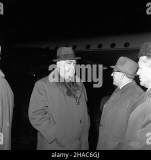 Varsovie, 1969-12-04.W dniach 3 i 4 grudnia 1969 r. W Moskwie odby³o siê spotkanie przywódców partyjnych i pañstwowych pañstw Uk³adu Warszawskiego.by³o bezpieczeñstwo miêdzynarodowe.NZ. Prezes Rady Ministrów Józef Cyrankiewicz (C). Ad PAP/Marek Cezary LangdaVarsovie, le 4 décembre 1969.Les 3 et 4 décembre, 1969 dirigeants de partis et d'États membres du Pacte de Varsovie se sont réunis à Moscou pour discuter du problème de la sécurité internationale.Photo: Premier ministre Jozef Cyrankiewicz (centre). Ad PAP/Marek Cezary Langda Banque D'Images