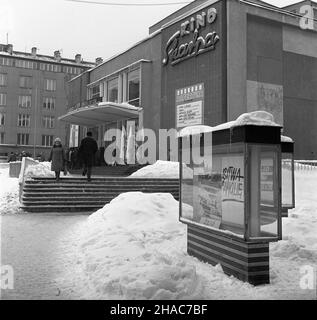 Varsovie, 1969-12-10.Wejœcie do kina Skarpa W dniu pokazu filmu Bitwa o Angliê, prezentowanego W ramach przegl¹du filmów anguelskich (10-15 grudnia). kw PAP/Stanis³aw D¹browieckiVarsovie, le 10 décembre 1969.Entrée au cinéma Skarpa le jour où Battle for Britain a été montré, présenté dans le cadre de la revue de films britanniques (déc10-15). kw PAP/Stanislaw Dabrowiecki Banque D'Images