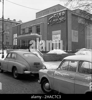 Varsovie, 1969-12-10.Wejœcie do kina Skarpa W dniu pokazu filmu Bitwa o Angliê, prezentowanego W ramach przegl¹du filmów anguelskich (10-15 grudnia). kw PAP/Stanis³aw D¹browieckiVarsovie, le 10 décembre 1969.Entrée au cinéma Skarpa le jour où Battle for Britain a été montré, présenté dans le cadre de la revue de films britanniques (déc10-15). kw PAP/Stanislaw Dabrowiecki Banque D'Images