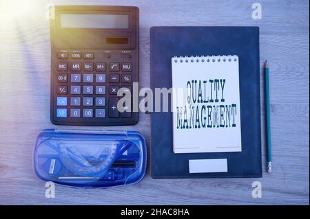 Inspiration montrant la gestion de la qualité des panneaux.Approche commerciale maintenir le niveau d'excellence Services de produits de haute qualité page de cahier vierge avec Un Banque D'Images