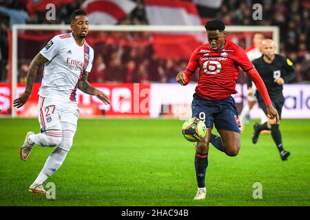 12 décembre 2021, Villeneuve-d'Ascq, France : Jérôme BOATENG de Lyon et Jonathan DAVID de Lille lors du match de la Ligue 1 entre Lille OSC (LOSC) et Olympique Lyonnais (OL) au stade Pierre Mauroy le 12 décembre 2021 à Villeneuve-d'Ascq près de Lille, France.(Image de crédit : © Matthieu Mirville/ZUMA Press Wire) Banque D'Images