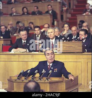 Varsovie 09.12.1975.VII Zjazd Polskiej Zjednoczonej Partii Robotniczej (8-12 grudnia), W sali Kongresowej Pa³acu Kultury i Nauki.Przemawia Sekretarz Generalny KPZR Leonid Iljiz Bre¿niew.W g³êbi siedz¹ W pierwszym rzêdzie od lewej: premier PRL Piotr Jaroszewicz, I sekretarz KC PZPR Edward Gierek, cz³onek Rady Pañstwa Edward Babiuch. msa PAP/Leszek £o¿yñskiVarsovie 09 décembre 1975.Le Congrès de 7th du Parti des travailleurs Unis polonais (8-12 décembre) à la salle des congrès du Palais de la Culture et de la Science.Secrétaire général du Parti communiste de l'Union soviétique Leonid Ilych Brejnev Banque D'Images