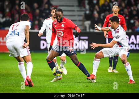 Jonathan IKONE de Lille et Bruno GUIMARAES de Lyon lors du championnat de France Ligue 1, match de football entre le LOSC Lille et l'Olympique Lyonnais (Lyon) le 12 décembre 2021 au stade Pierre Mauroy à Villeneuve-d'Ascq près de Lille, France - photo: Matthieu Mirville/DPPI/LiveMedia Banque D'Images