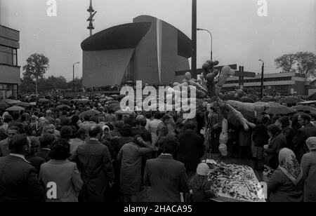 Cracovie, 1977-05-15.Po wieu latach zmagañ z ówczesnymi w³adzami uda³o siê kardyna³owi Karolowi Wojtyle konsekrowaæ koœció³ pw.Matki Bo¿ej Królowej Polski, zwany te¿ Ark¹ Pana. Ad PAP/Maciej Sochor Cracovie, 15 mai 1977.Le cardinal Karol Wojtyla a réussi à consacrer l'église de la reine de la mère de Dieu, après une lutte de l'année-homme avec les autorités communistes. Ad PAP/Maciej Sochor Banque D'Images