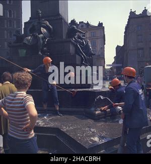 Cracovie 05,1979.Rynek G³ówny na Starym Mieœcie W Krakowie, wytyczony W XIII wieku plac miejski jest najwiêkszym rynkiem miejskim œredniowiecznej Europy.NZ. Prace porz¹dkowe na Rynku G³ównym - mycie pomnika Adama Mickiewicza; W g³êbi Bazylika Mariacka (L) i wylot ulicy Siennej (P). mta PAP/Jan Morek Dok³adny dzieñ wydarzenia nieustalony.Cracovie, mai 1979.La place principale du marché de la vieille ville de Cracovie, entourée dans la place municipale du 13th siècle, est le plus grand marché datant de l'Europe du Moyen-âge.Photo : nettoyage du monument Adam Mickiewicz sur la place du marché principal ; dans le Banque D'Images
