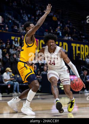 Décembre 11 2021 Berkeley CA, États-Unis Santa Clara gardien Jalen Williams (24) va au panier pendant le jeu de basket-ball des hommes NCAA entre Santa Clara Broncos et les Golden Bears de Californie.La Californie a gagné 72-60 au Hass Pavilion Berkeley Californie Thurman James / CSM Banque D'Images