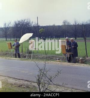 Uszczonów 04,1980.Plener malarski grupy Barwa prowadzonej przez profesora Szczepana Skorupkê. uu PAP/Tomasz Pra¿mowski Dok³adny dzieñ wydarzenia nieustalony.Uszczonow avril 1980.Groupe de peinture aérienne Plein Barwa dirigé par le Professeur Szczepan Skorupko uu PAP/Tomasz Prazmowski Date exacte inconnue. Banque D'Images