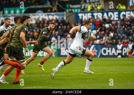 Swansea, Royaume-Uni.12th décembre 2021.Solde Sharks centre Rohan Janse van Rensburg s'exécute pour marquer un essai lors du match de rugby de la coupe des champions d'Europe Osprey v sale Sharks.Crédit : Gruffydd Thomas/Alay Live News Banque D'Images