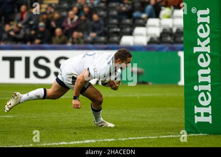 Swansea, Royaume-Uni.12th décembre 2021.Solde Sharks Center Rohan Janse van Rensburg fait un essai lors du match de rugby de la coupe des champions d'Europe Osprey v sale Sharks.Crédit : Gruffydd Thomas/Alay Live News Banque D'Images