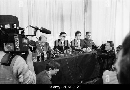 Varsovie, 1982-01-27.Konferencja prasowa W Centrum Prasowym Ministerstwa SpRAW Zagranicznych na temat dzia³añ wywiadu Stanów Zjednoczonych W Polsce. dl PAP/CAF/Marek LangdaVarsovie, le 27 janvier 1982.Une conférence de presse au Centre de presse du Ministère des Affaires étrangères sur les activités de renseignement des Etats-Unis en Pologne. dl PAP/CAF/Marek Langda Banque D'Images