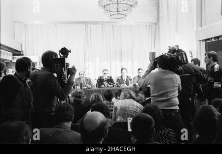 Varsovie, 1982-01-27.Konferencja prasowa W Centrum Prasowym Ministerstwa SpRAW Zagranicznych na temat dzia³añ wywiadu Stanów Zjednoczonych W Polsce. dl PAP/CAF/Marek LangdaVarsovie, le 27 janvier 1982.Une conférence de presse au Centre de presse du Ministère des Affaires étrangères sur les activités de renseignement des Etats-Unis en Pologne. dl PAP/CAF/Marek Langda Banque D'Images