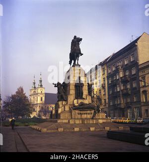 Cracovie 11,1982.Pomnik Grunwaldzki na placu Matejki, przedstawiaj¹cy króla W³adys³awa Jagie³³ê, autorstwa Antoniego Wiwulskiego (1910 r.).Monument zosta³ zniszczony W latach 1939-40, a nastêppie zrekonstruowany przez Mariana Koniecznego W 1976 roku.W g³êbi koœció³ œw.Floriana. ka PAP/Jerzy Ochoñski Dok³adny dzieñ wydarzenia nieustalony.Cracovie, novembre 1982.Le Mémorial de Grunwald sur la place Matejko montrant le roi Wladyslaw Jagiello a été écrit par Antoni Wiwulski en 1910.Détruite pendant la Seconde Guerre mondiale, elle fut reconstruite par Marian Konieczny en 1976.À l'arrière de l'église St Florian. Banque D'Images