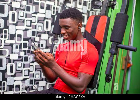 beau africain utilisant son téléphone dans le gars Banque D'Images