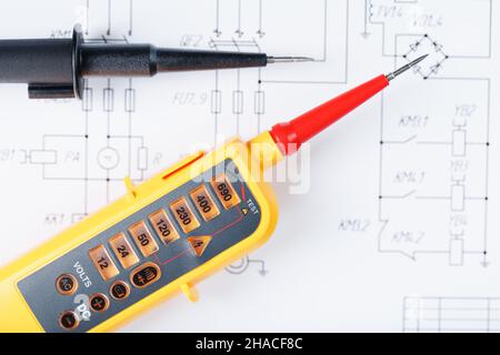 Testeur jaune pour indication de tension pas à pas sur le circuit électrique.Dispositif à deux pôles de contact pour la surveillance de la grille d'alimentation Banque D'Images