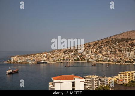 Paysage de mer avec paysage urbain et port de Saranda.Albanie Banque D'Images