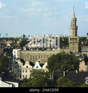 Opole 06.1984.Widok na Stare Miasto z wie¿y Piastowskiej.NZ. Budynek ratusza miejskiego z neorenesansow¹ wie¿¹. Js PAP/Wojciech Kryñski Dok³adny dzieñ wydarzenia nieustalony.Opole, juin 1984.Vue sur la vieille ville depuis la tour Piastowska.Photo : la construction de l'hôtel de ville avec une tour néo-Renaissance. Js PAP/Wojciech Krynski jour de l'événement inconnu Banque D'Images