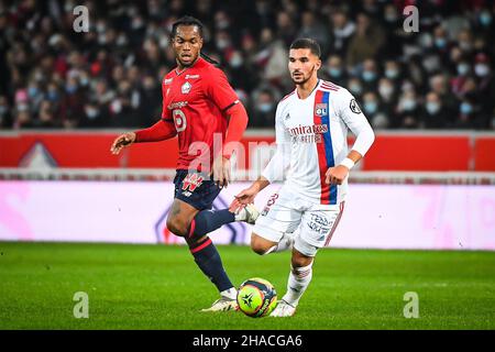 12 décembre 2021, Villeneuve-d'Ascq, France, France : Renato SANCHES de Lille et Houssem AOUAR de Lyon lors du match de la Ligue 1 entre Lille OSC (LOSC) et Olympique Lyonnais (OL) au stade Pierre Mauroy le 12 décembre 2021 à Villeneuve-d'Ascq près de Lille, France.(Image de crédit : © Matthieu Mirville/ZUMA Press Wire) Banque D'Images