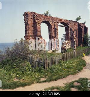Trzêsacz 06.1985.Ruiny gotyckiego koœcio³a pw.œw.Miko³aja z prze³omu XIV i XV wieku.Œwi¹tynia pierwotnie wzniesiona W odleg³oœci ok.2 km de brzegu morza, uleg³a zniszczeniu w wyniku procesów abrazyjnych.Zachowa³a siê jedynie po³udniowa œciana koœcio³a znajduj¹ca siê u szczytu klifu. wb PAP/Tomasz Pra¿mowski Dok³adny dzieñ wydarzenia nieustalony.Trzesacz, juin 1985.Les ruines de l'église Saint-Nicolas du XIVe-XVe siècle.Le temple gothique a été érigé à l'origine à 2 kilomètres de la mer et est tombé en ruine lorsque la côte s'érode.Le mur sud restant est maintenant debout Banque D'Images