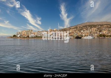 Paysage de mer avec paysage urbain et port de Saranda.Albanie Banque D'Images