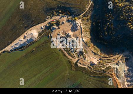 Vue aérienne par drone de la carrière minière, des machines de broyage, de l'usine de traitement de la pierre concassée et du gravier Banque D'Images