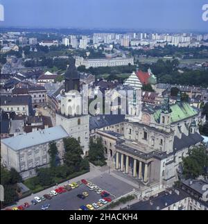 Lublin 05.1987.Plac Katedralny.NZ. na pierwszym planie barokowy koœció³ - katedra œw.Jana Chrzciela i œw.Jana Ewangelisty oraz neogotycka wie¿a-dzwonnica tzw.¿a Trynitarska.W g³êbi m.in. Bazylika pw.œw.Stanis³awa Biskupa Mêczennika oraz zamek królewski. ka PAP/Ireneusz Sobieszczuk Leszek Wróblewski Dok³adny dzieñ wydarzenia nieustalony.Lublin Mai 1987.Place de la cathédrale.Photo : en premier plan, la cathédrale baroque Saint-Jean-Baptiste et Saint-Jean l'évangéliste et la tour néo-gothique du beffroi, la tour dite de Trynitarska.En arrière-plan, la rue Stanuslaus Banque D'Images