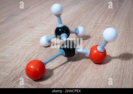 Modèle de molécule d'acide acétique (formule chimique CH3CO3H), utilisé en classe de chimie Banque D'Images