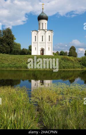 À l'ancienne église de l'intercession sur le Nerl, le jour ensoleillé d'août.Bogolyubovo, Russie Banque D'Images