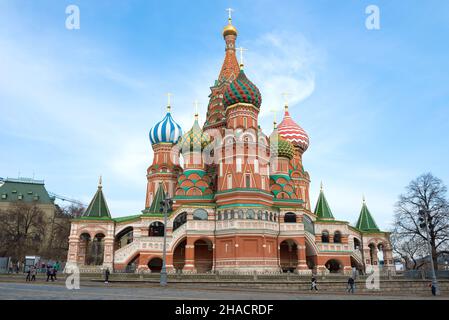 MOSCOU, RUSSIE - 14 AVRIL 2021 : Cathédrale de l'intercession de la Sainte Vierge Marie (SaintBasil's Cathedral) un après-midi d'avril Banque D'Images