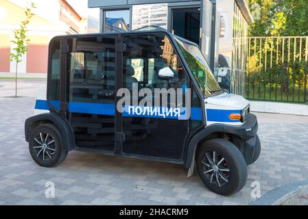 TULA, RUSSIE - 06 JUILLET 2021 : voiture électrique de police « Voltus » pour patrouiller le centre historique de la ville en gros plan lors d'une journée ensoleillée d'été Banque D'Images