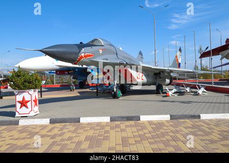 KAMENSK-SHAKHTINSKY, RUSSIE - 04 OCTOBRE 2021 : combattant multifonctionnel soviétique de quatrième génération MIG-29 sur l'exposition du parc Patriot par une journée ensoleillée Banque D'Images