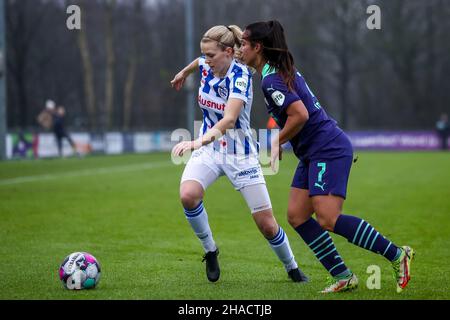 HEERENVEEN, PAYS-BAS - DÉCEMBRE 12: Merel Bormans de SC Heerenveen, Naomi Pattiwael de PSV pendant le match Pure Energie Eredivisie Vrouwen entre SC Heerenveen et PSV au Sportpark Skoatterwâld le 12 décembre 2021 à Heerenveen, pays-Bas (photo de Pieter van der Woude Orange Pictures) Banque D'Images